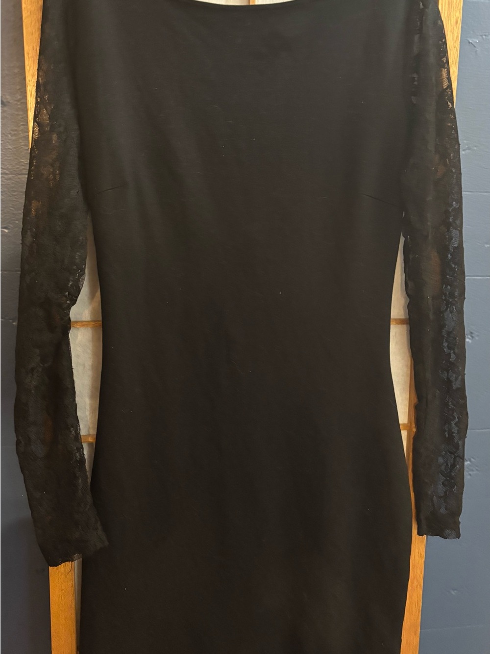 Robe noire ajustée Zara Trafaluc avec manches en dentelle – Taille M